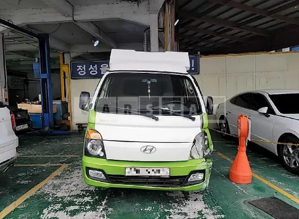 Photo 2 of 22: 2016 Hyundai Cheil's Live, VIN KMFZCZ7KAGU253221 — Korean insurance auction