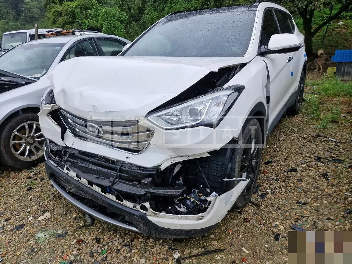 Photo 2 of 4: 2014 Hyundai Santa Fe DM — Korean insurance auction