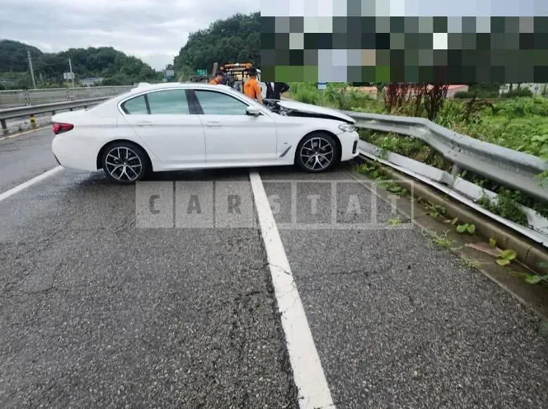 Photo 2 of 12: 2020 BMW 530i — Korean insurance auction