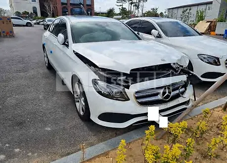 Photo 2 of 27: 2017 Mercedes-Benz E220d, VIN WDDZF0EBXHA179904 — Korean insurance auction