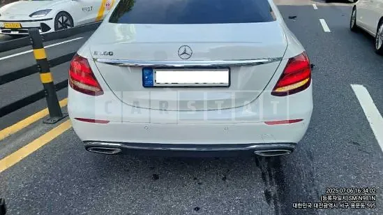 Photo 2 of 9: 2018 Mercedes-Benz E 300 — Korean insurance auction