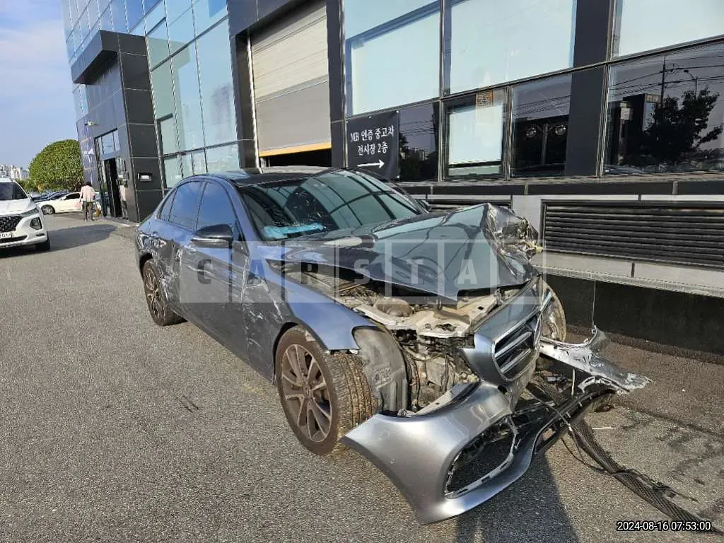 Photo 2 of 13: 2020 Mercedes-Benz E250 — Korean insurance auction