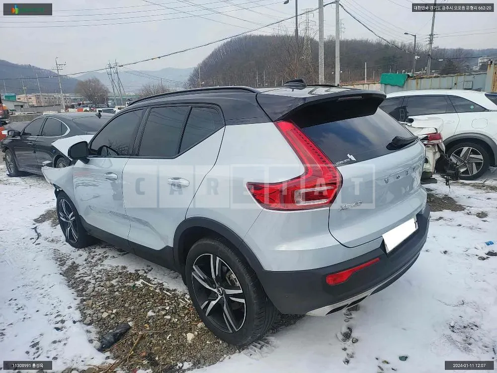 Photo 2 of 7: 2020 Volvo XC40 T4 R-Design AWD, VIN YV1XZACACL2288150 — Korean insurance auction