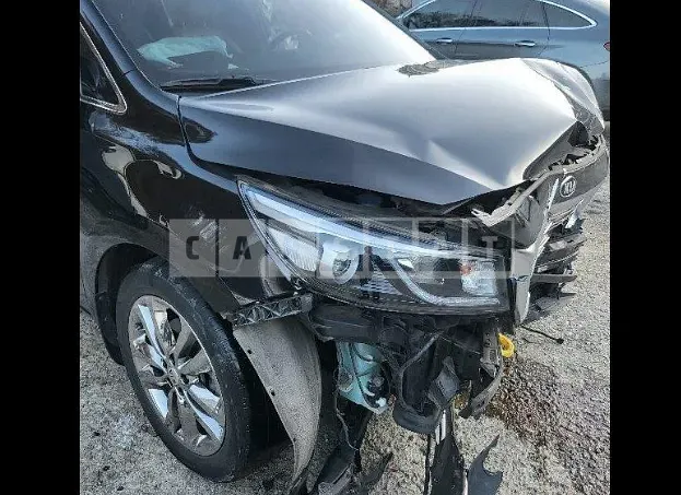 Photo 2 of 13: 2018 Kia Carnival, VIN KNAME81ABJS365558 — Korean insurance auction