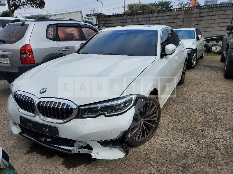 Photo 2 of 38: 2022 BMW 320i, VIN WBA5X5104NFM77593 — Korean insurance auction
