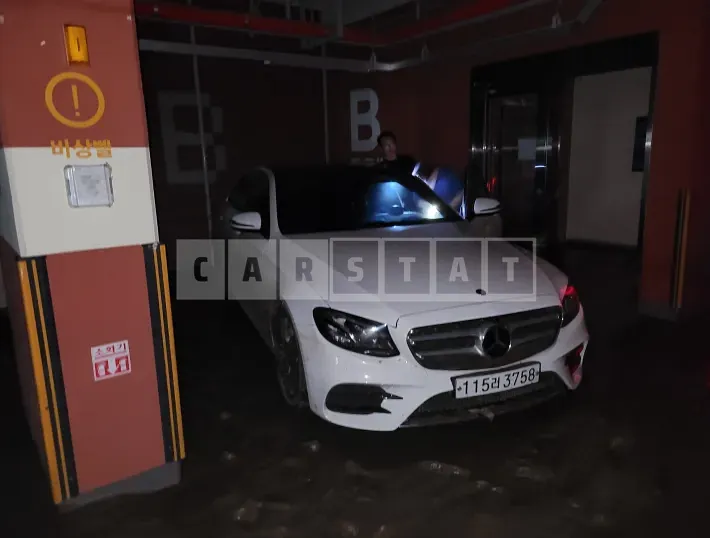 Photo 2 of 20: 2020 Mercedes-Benz E 300 4Matic, VIN WDDZF4KB4LA705478 — Korean insurance auction