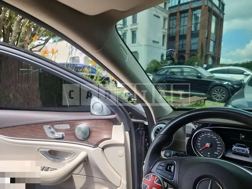 Photo 2 of 30: 2016 Mercedes-Benz E220 d — Korean insurance auction