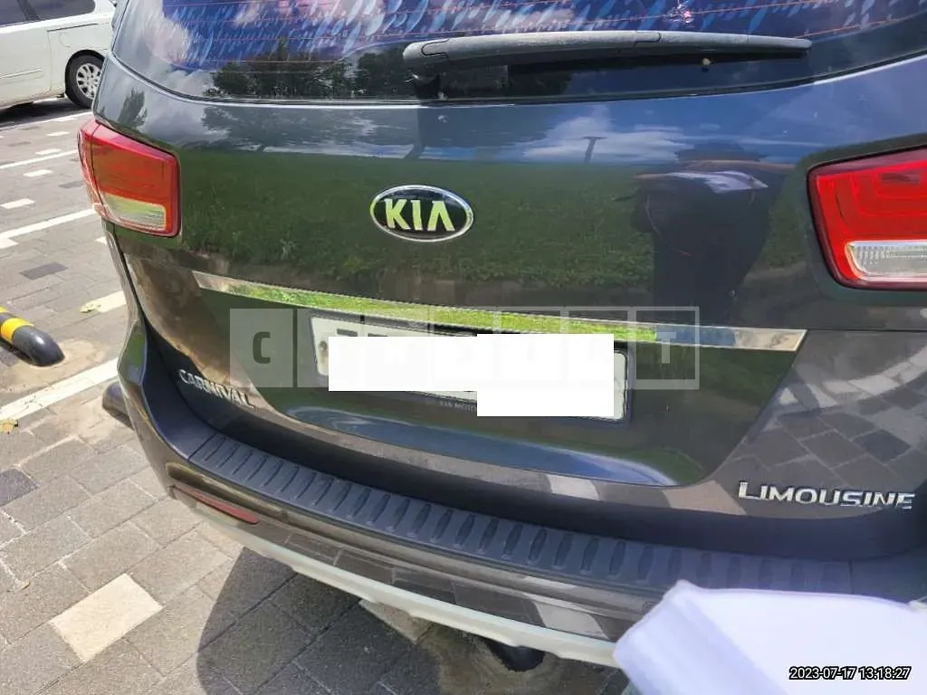 Photo 2 of 10: 2016 Kia Carnival Limousine, VIN KNAMB81ABGS104274 — Korean insurance auction