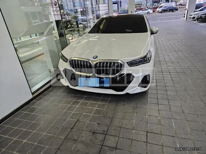 Photo 2 of 44: 2023 BMW i5 eDrive40 — Korean insurance auction