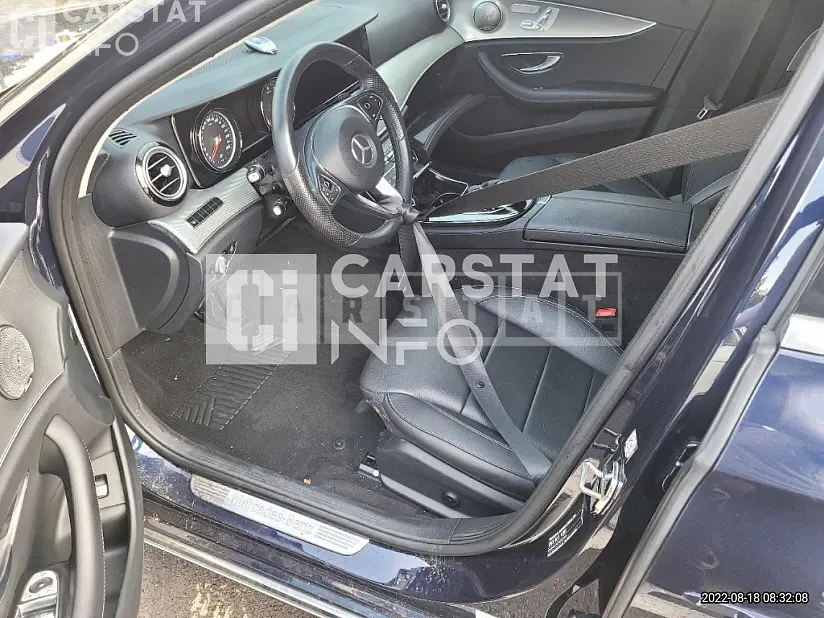 Photo 2 of 12: 2017 Mercedes-Benz E 200, VIN WDDZF4CB6HA138597 — Korean insurance auction