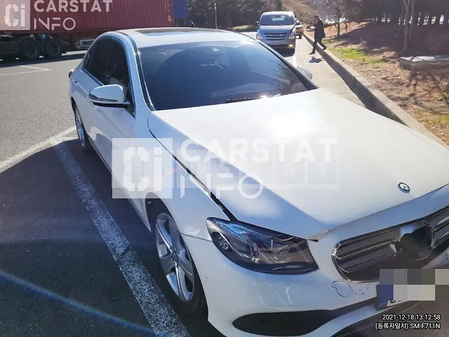 Photo 2 of 3: 2016 Mercedes-Benz E220 d, VIN WDDZF0EB1HA054757 — Korean insurance auction
