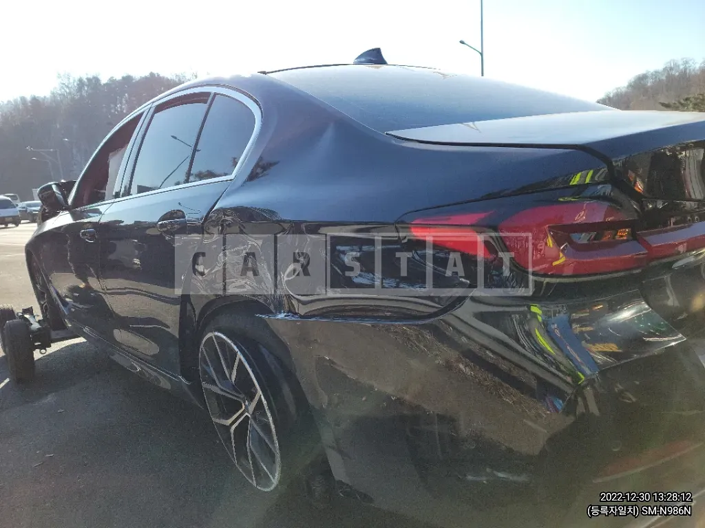 Photo 2 of 17: 2022 BMW 530i, VIN WBA71BH03NWX80640 — Korean insurance auction