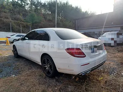 Photo 1 of 12: 2017 Mercedes-Benz E220d 4Matic, VIN WDDZF0FB9HA270323 — Korean insurance auction