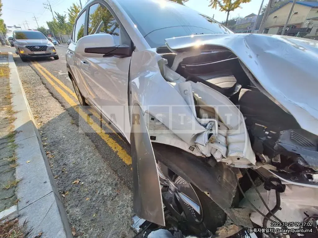 Photo 2 of 8: 2019 Hyundai Kona Electric, VIN KMHK381GFKU055392 — Korean insurance auction
