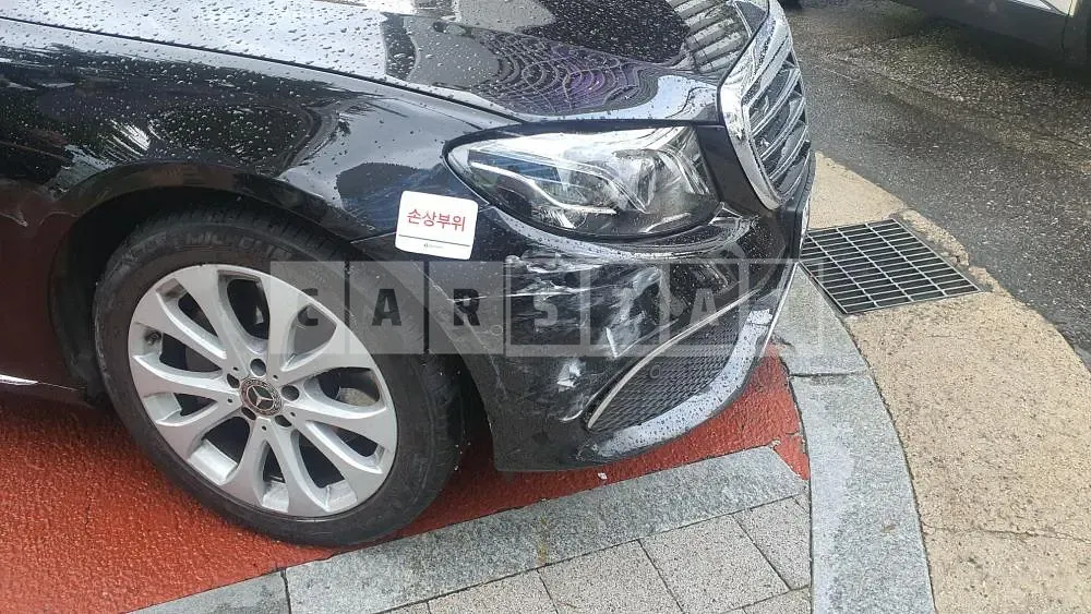 Photo 2 of 12: 2017 Mercedes-Benz E300 4Matic, VIN WDDZF4KB8JA315660 — Korean insurance auction