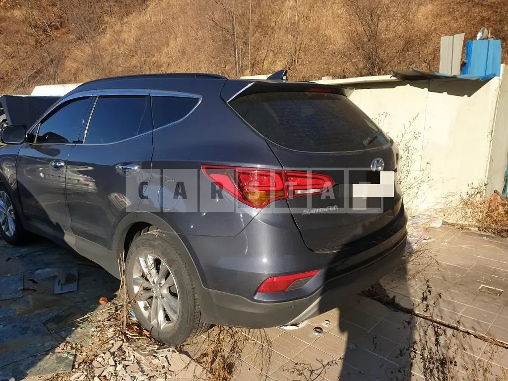 Photo 2 of 6: 2017 Hyundai Santa Fe 2.0, VIN KMHSW81UBJU843722 — Korean insurance auction