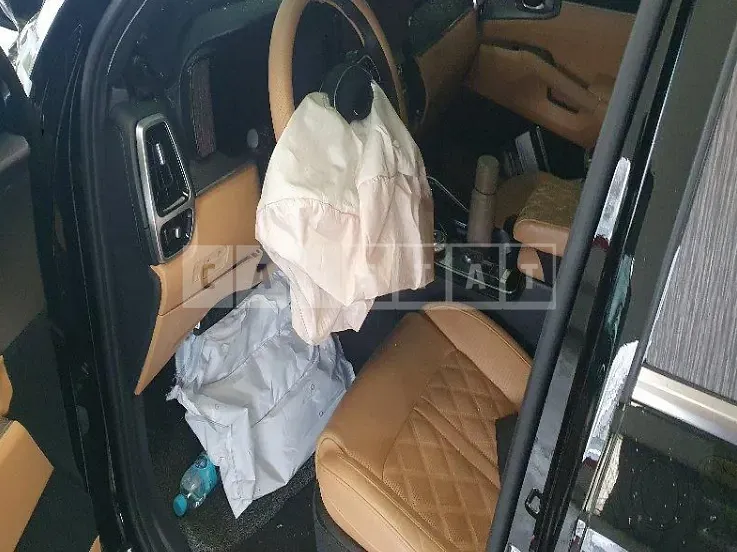 Photo 2 of 42: 2021 Kia Sorento, VIN KNARH81GBMA026218 — Korean insurance auction