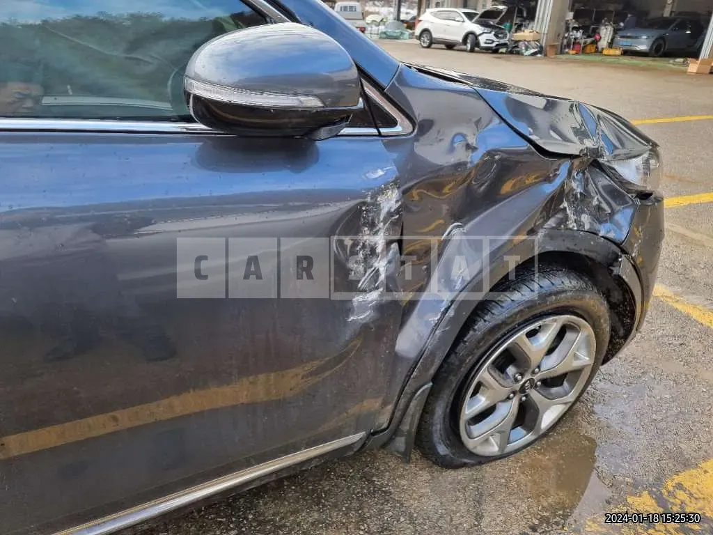 Photo 2 of 17: 2017 Kia Sorento, VIN KNAPH81ADHA341159 — Korean insurance auction