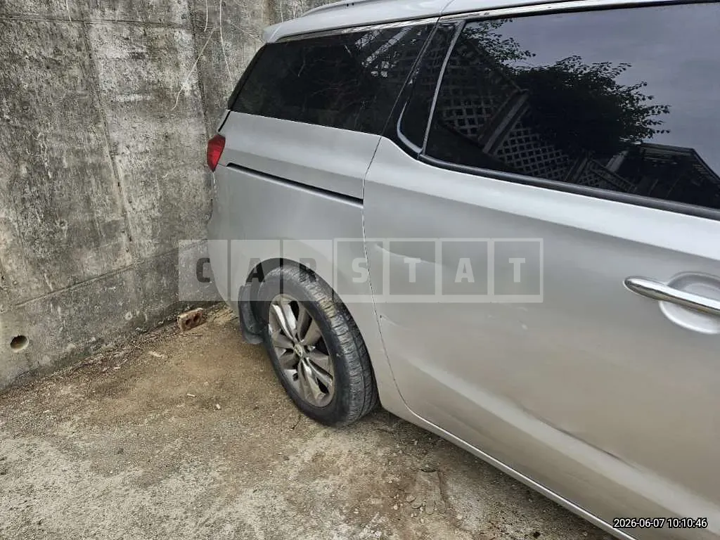 Photo 2 of 22: 2015 Kia Carnivals — Korean insurance auction