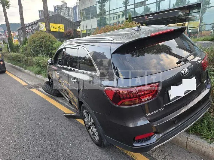 Photo 2 of 9: 2017 Kia Sorento — Korean insurance auction