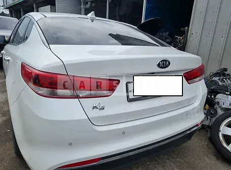 Photo 2 of 15: 2017 Kia K5, VIN KNAGT416BHA133180 — Korean insurance auction