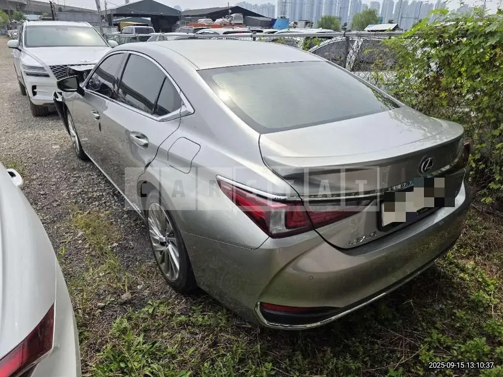 Photo 2 of 12: 2021 Lexus ES300h — Korean insurance auction