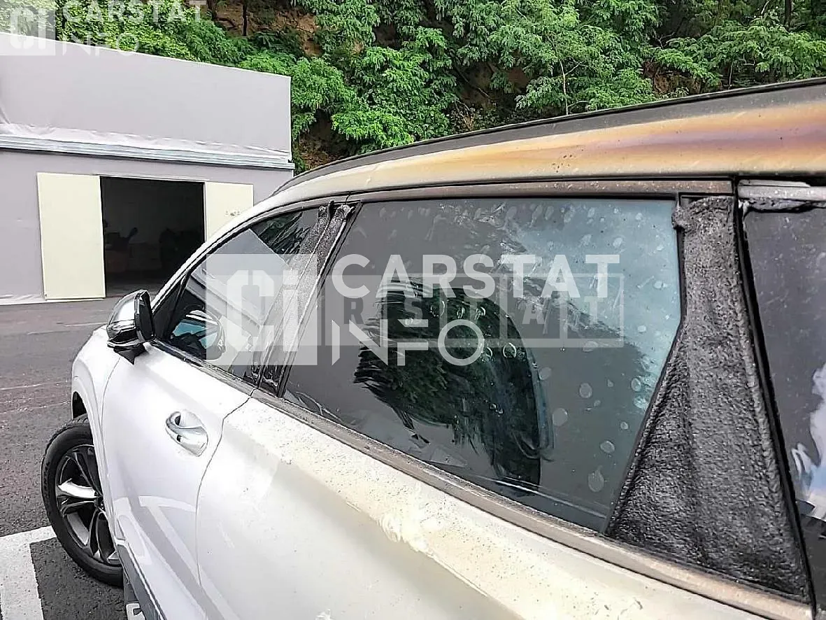 Photo 2 of 29: 2019 Hyundai Santa Fe, VIN KMHS581ABLU214911 — Korean insurance auction