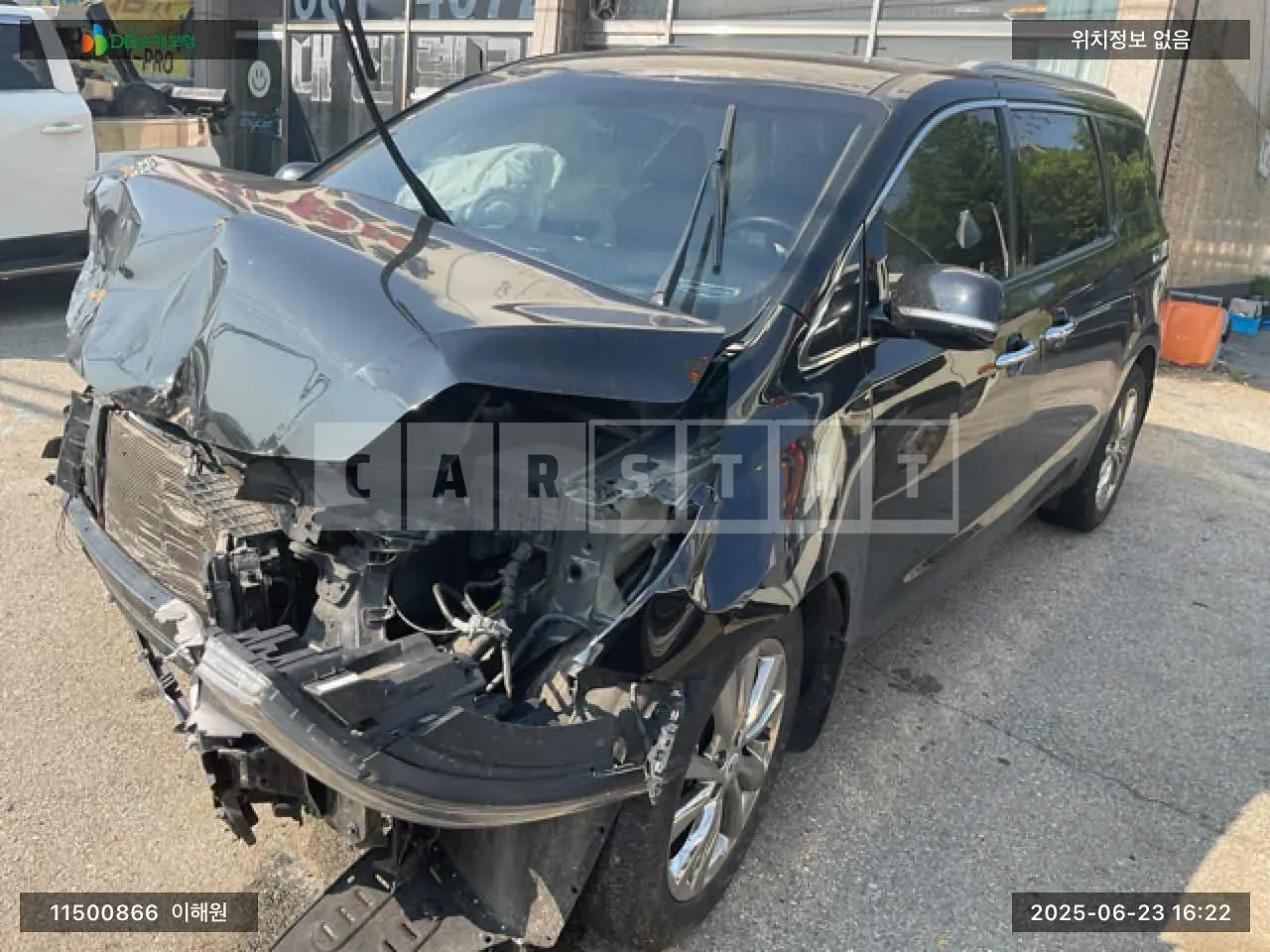 Photo 2 of 21: 2020 Kia Carnival, VIN KNAMC811BLS660082 — Korean insurance auction
