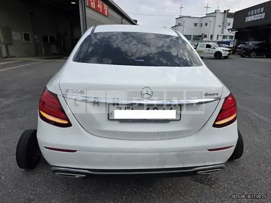 Photo 2 of 20: 2018 Mercedes-Benz E 300 4Matic — Korean insurance auction