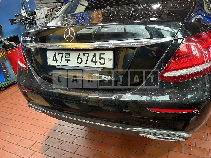 Photo 2 of 29: 2018 Mercedes-Benz E220 d, VIN WDDZF0EB9JA432104 — Korean insurance auction