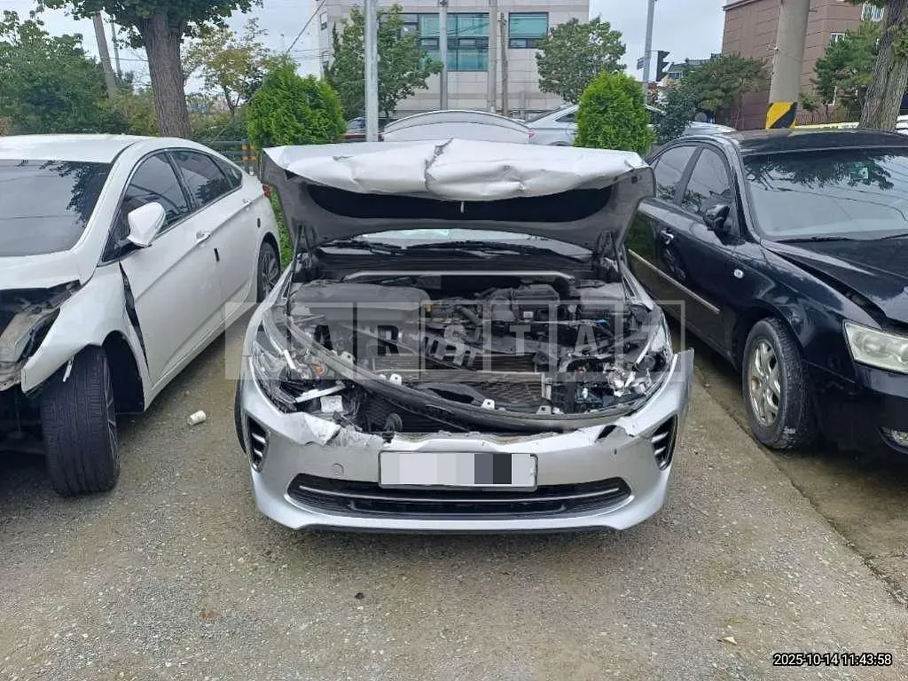 Photo 2 of 12: 2016 Kia K5 — Korean insurance auction