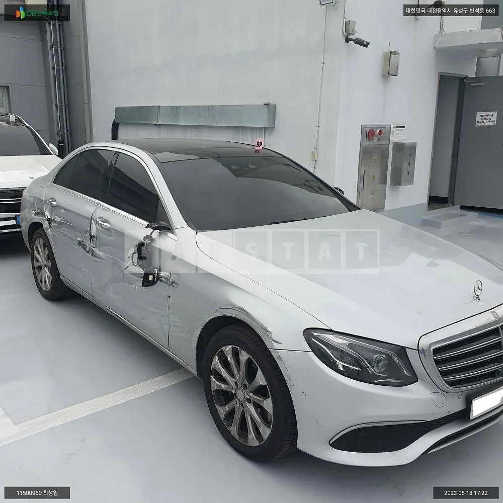 Photo 2 of 24: 2017 Mercedes-Benz E300, VIN WDDZF4KB5HA177098 — Korean insurance auction
