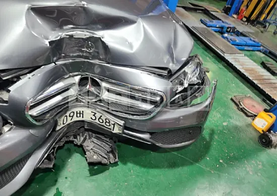 Photo 2 of 14: 2017 Mercedes-Benz E220d — Korean insurance auction
