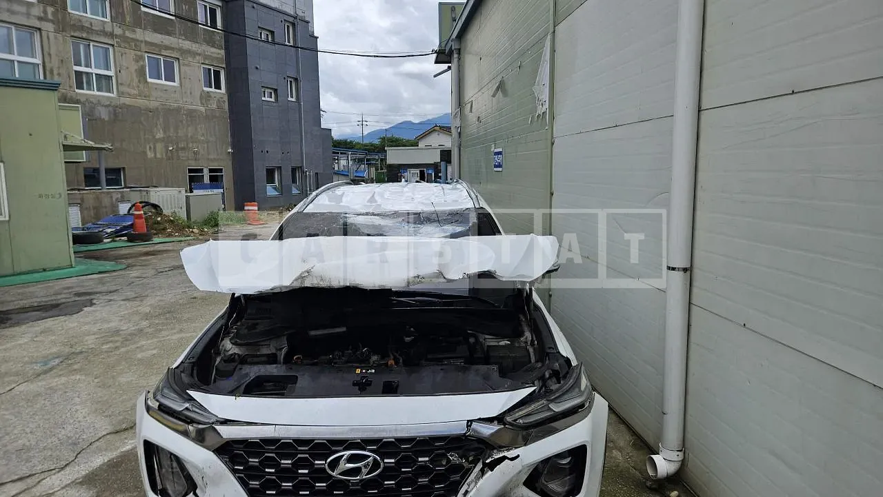Photo 2 of 15: 2018 Hyundai Santa Fe, VIN KMHS381CDKU032186 — Korean insurance auction