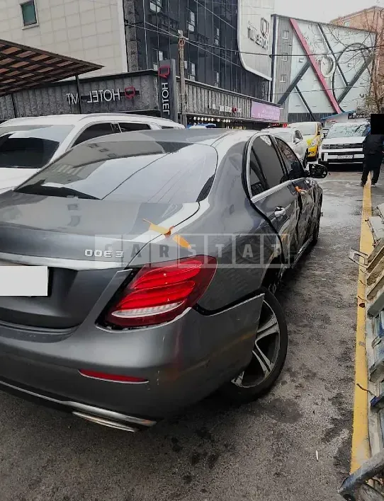 Photo 2 of 5: 2019 Mercedes-Benz E300, VIN WDDZF4JB6KA577647 — Korean insurance auction