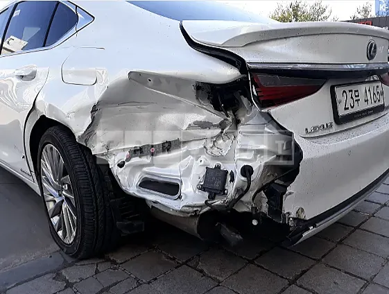 Photo 2 of 17: 2019 Lexus ES300h, VIN JTHB21B17K2025272 — Korean insurance auction