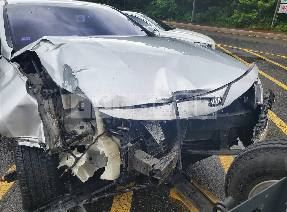 Photo 2 of 7: 2016 Kia K5 — Korean insurance auction