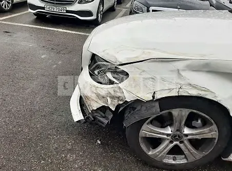 Photo 2 of 17: 2018 Mercedes-Benz E 200, VIN WDDZF4CBXJA296432 — Korean insurance auction