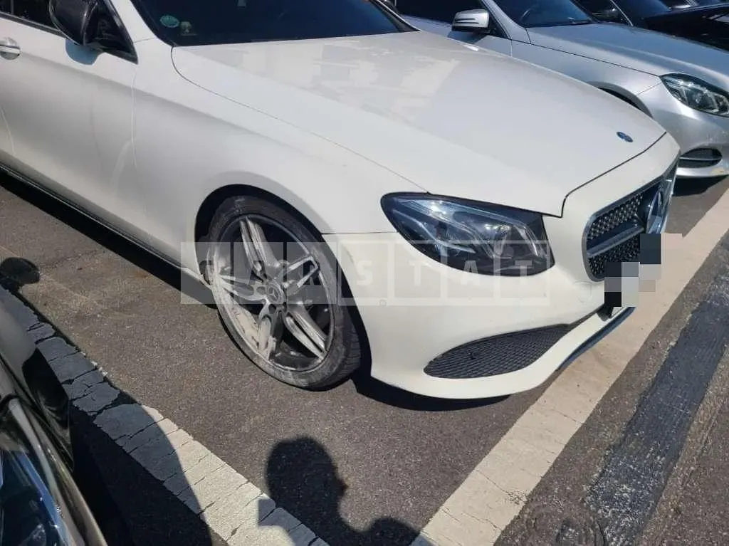 Photo 2 of 31: 2016 Mercedes-Benz E300 4Matic — Korean insurance auction