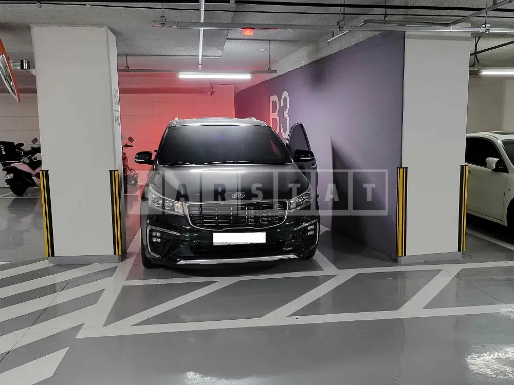 Photo 2 of 43: 2018 Kia Carnival, VIN KNAME81ABKS495346 — Korean insurance auction