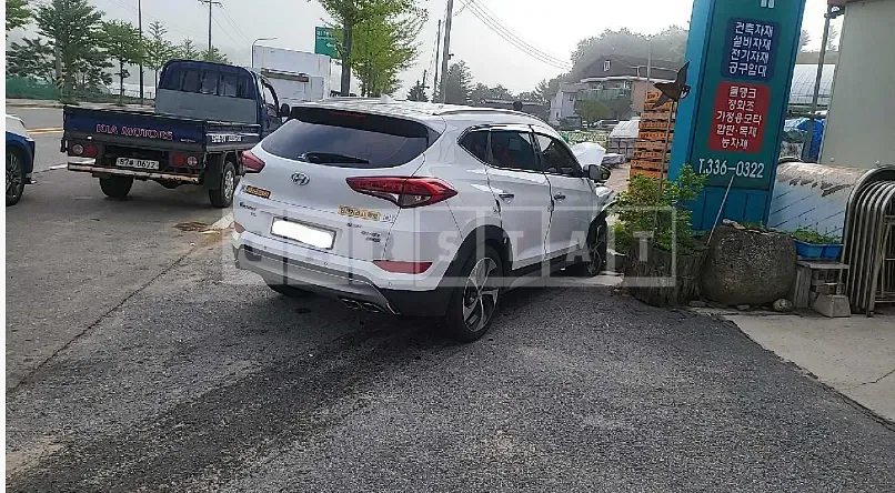 Photo 2 of 4: 2017 Hyundai Tucson, VIN KMHJ581ADHU262932 — Korean insurance auction