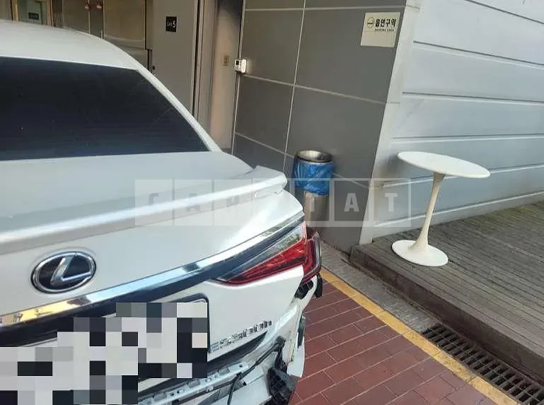 Photo 2 of 12: 2023 Lexus ES300h — Korean insurance auction