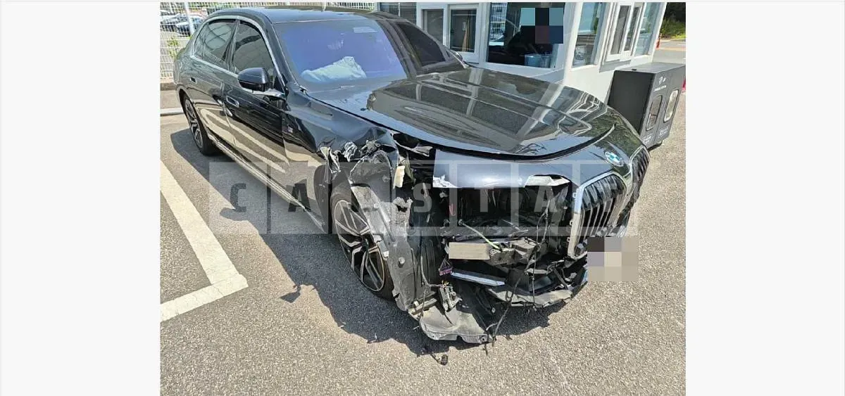 Photo 2 of 28: 2024 BMW 740i xDrive — Korean insurance auction