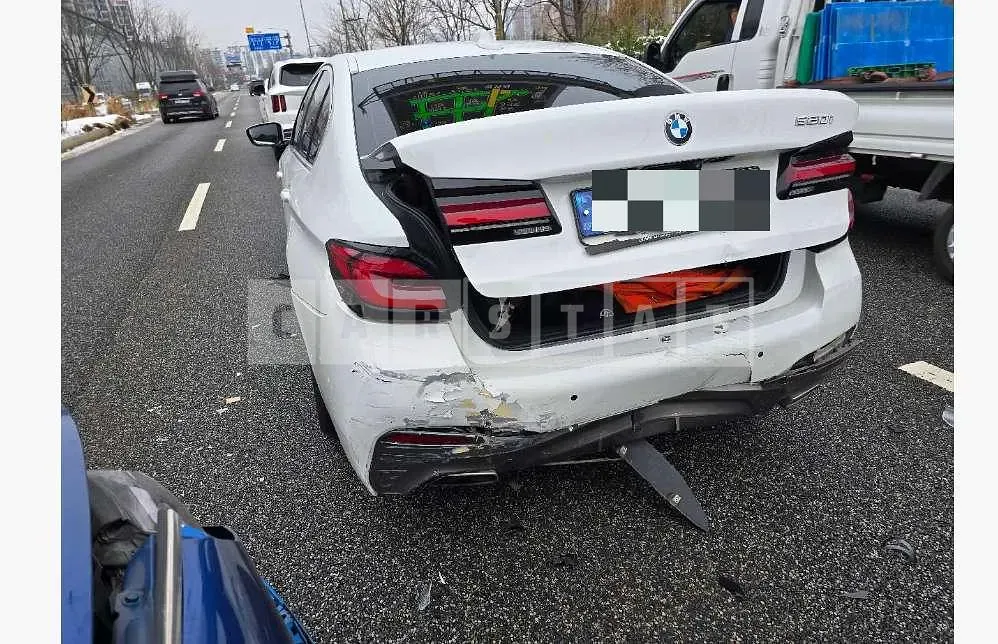 Photo 2 of 26: 2021 BMW 520i — Korean insurance auction
