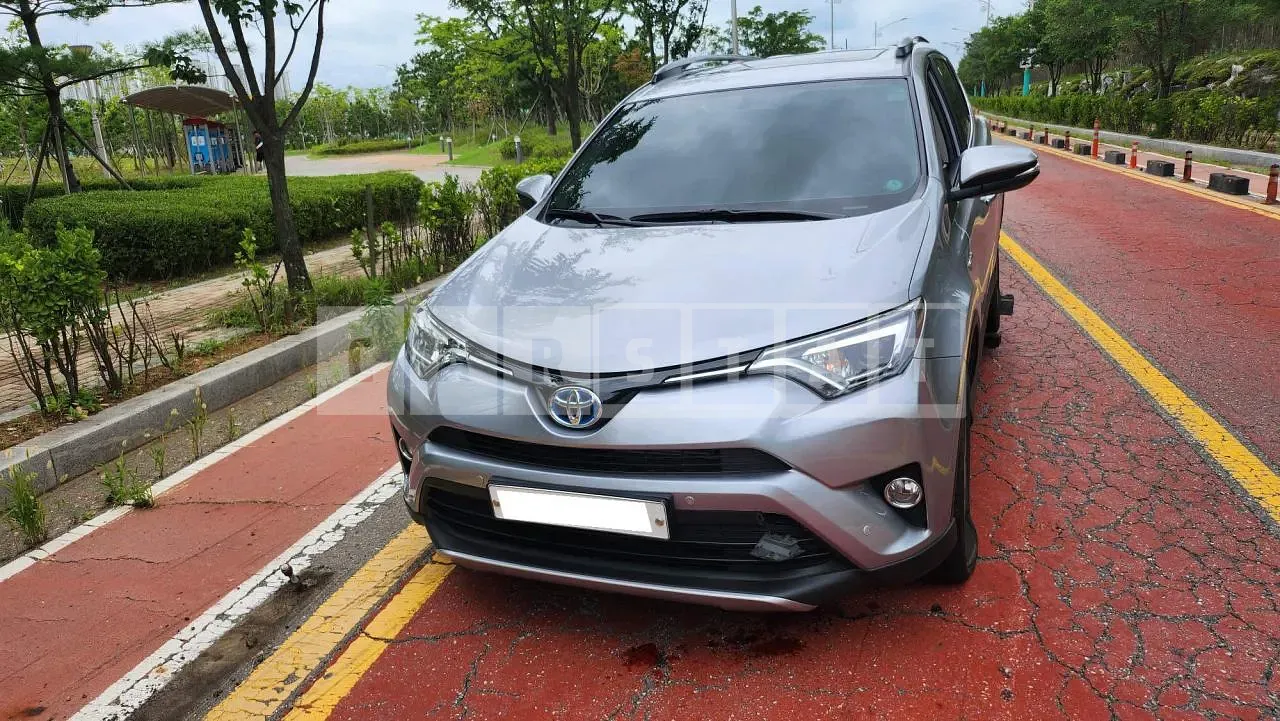 Photo 2 of 41: 2018 Toyota Lave 4 Hybrid, VIN JTMDJREV6JD258864 — Korean insurance auction