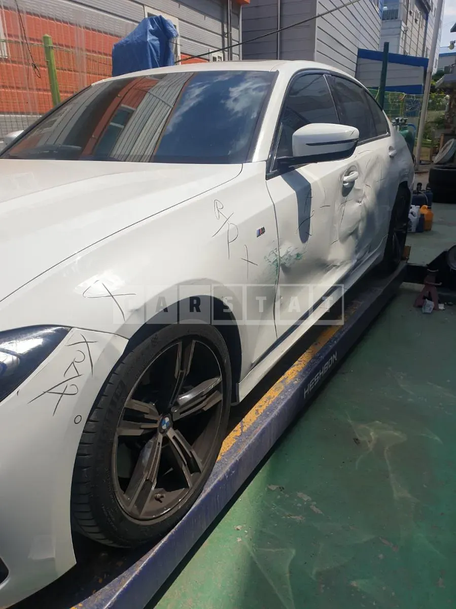 Photo 3 of 3: 2023 BMW 320i — Korean insurance auction