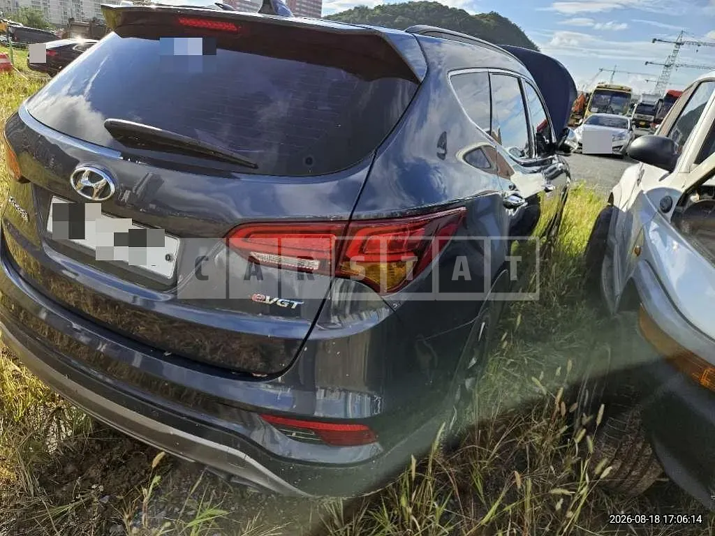 Photo 2 of 4: 2017 Hyundai Santa Fe DM — Korean insurance auction