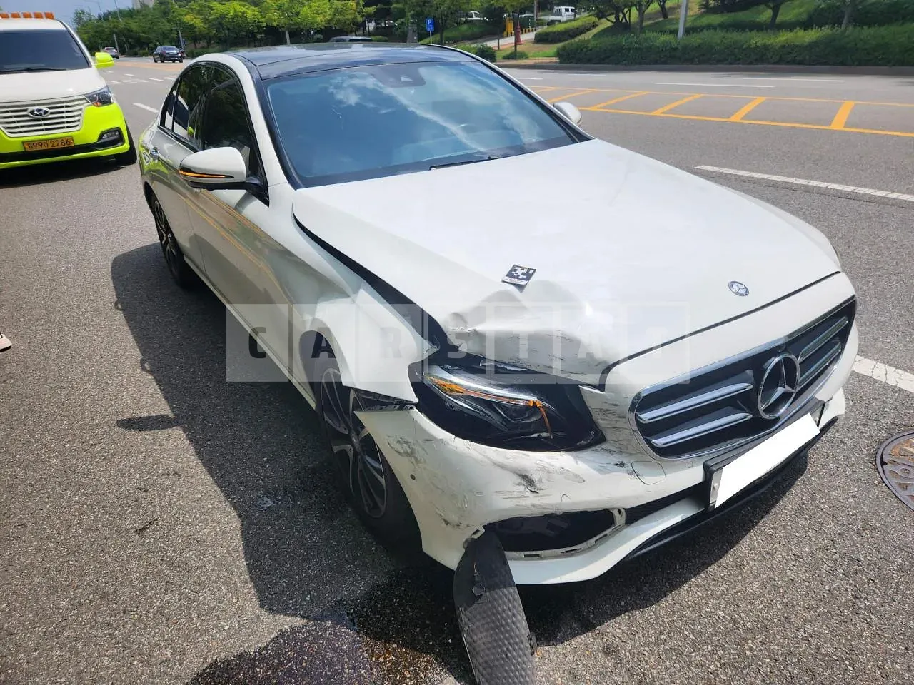 Photo 2 of 17: 2016 Mercedes-Benz E300, VIN WDDZF4JB9HA048475 — Korean insurance auction