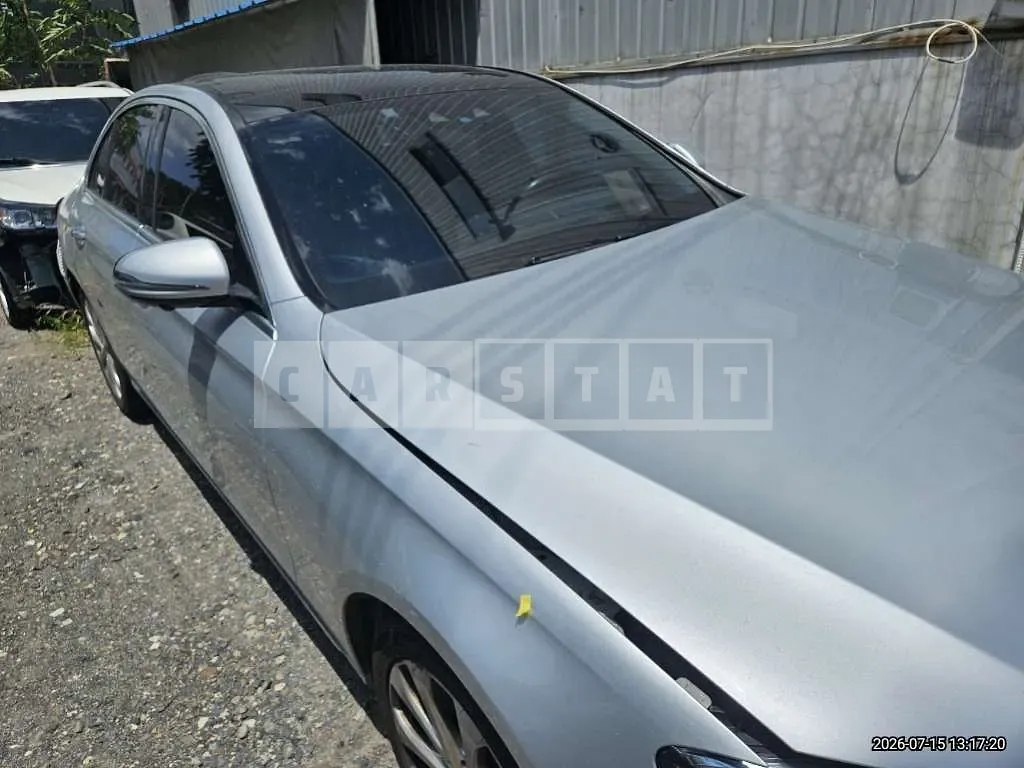 Photo 2 of 25: 2017 Mercedes-Benz E300 — Korean insurance auction