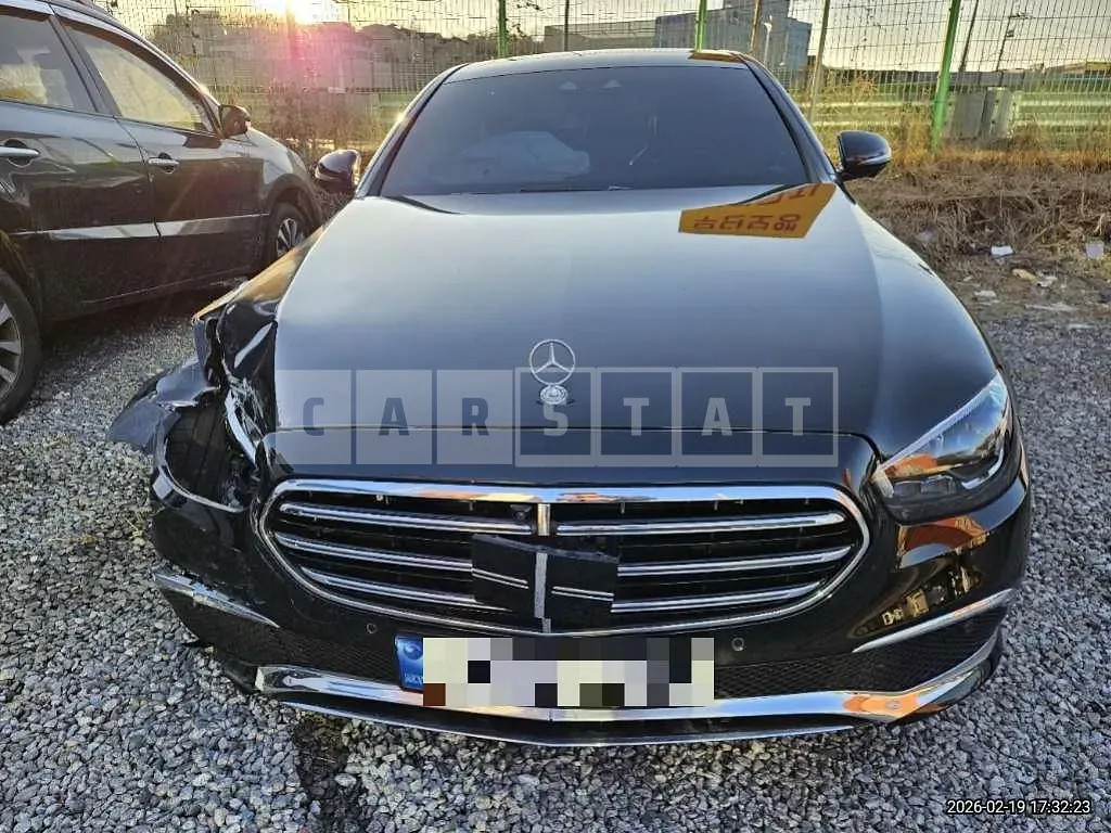 Photo 2 of 23: 2022 Mercedes-Benz E300 e 4Matic — Korean insurance auction